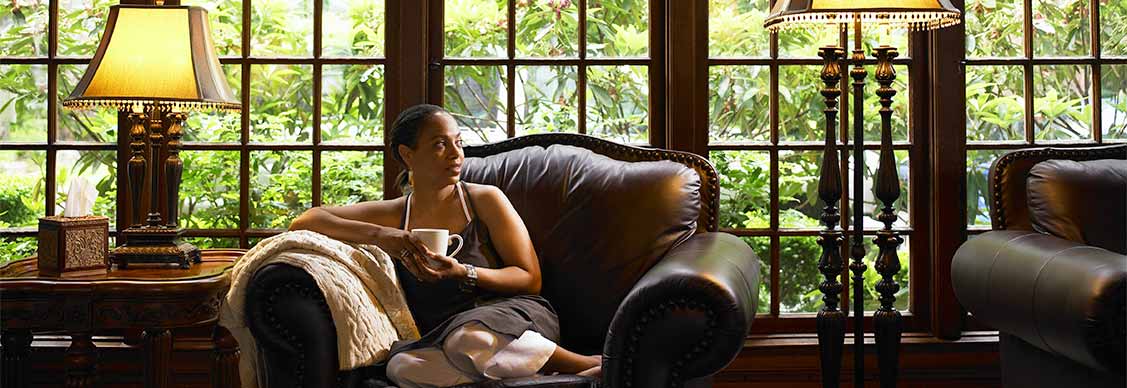 A women sitting and have a cup of coffee