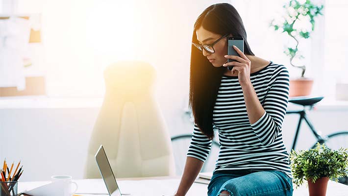 Mujer hablando por teléfono